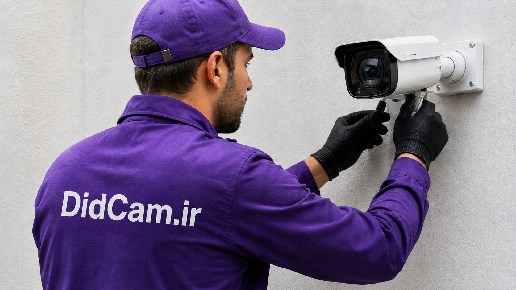 نصاب متخصص DidCam.ir در حال نصب دوربین مداربسته